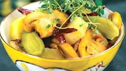 Картофельный салат с солеными огурцами и грибами