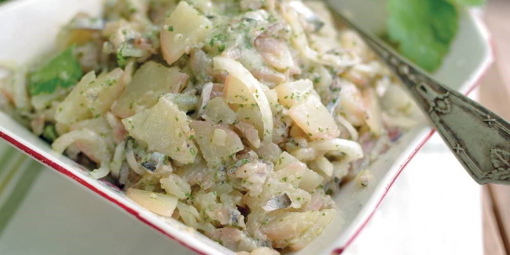 Рецепт картофельного салата с тюлькой и квашеной капустой