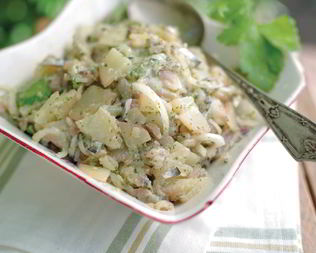 Картофельный салат с тюлькой и квашеной капустой