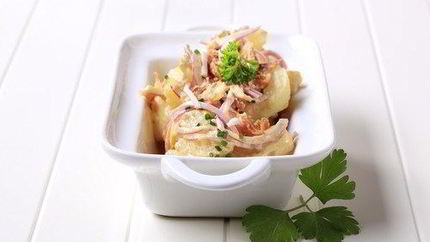 Картофельный салат с яблоками и беконом