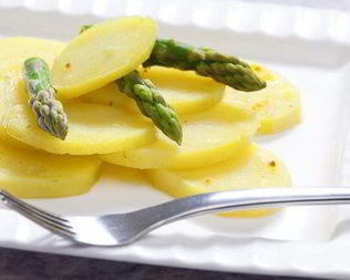 Картофельный салат со спаржей по-деревенски