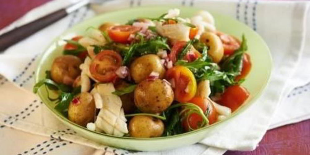 Рецепт салата из молодого картофеля и жареных кальмаров с помидорами черри