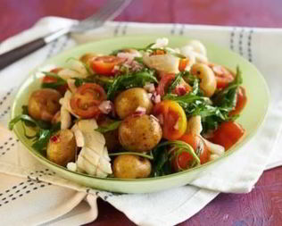 Салат из молодого картофеля и жареных кальмаров с помидорами черри
