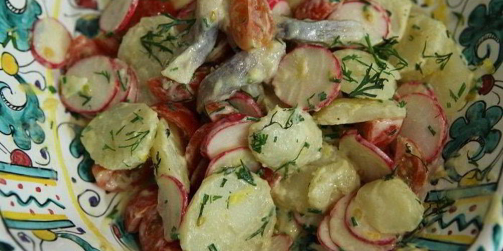 Рецепт салата из молодого картофеля с сельдью и редиской