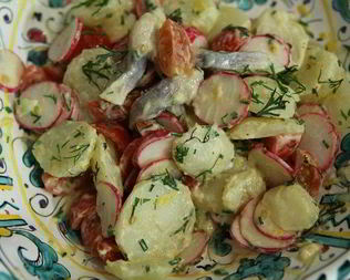 Салат из молодого картофеля с сельдью и редиской