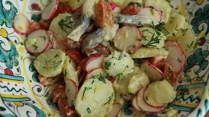 Салат из молодого картофеля с сельдью и редиской