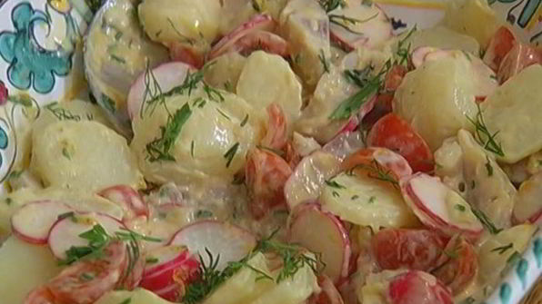 салат из молодого картофеля с сельдью и редиской