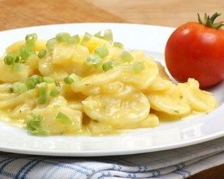 Салат из молодого картофеля с зеленым луком