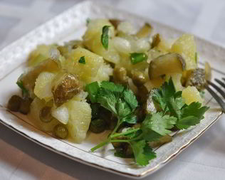 Салат картофельный с маринованными огурцами