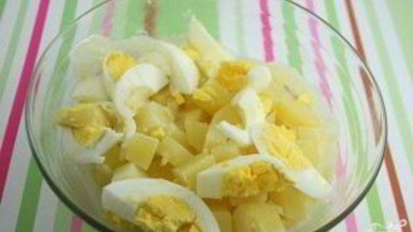 салат картофельный с яйцом