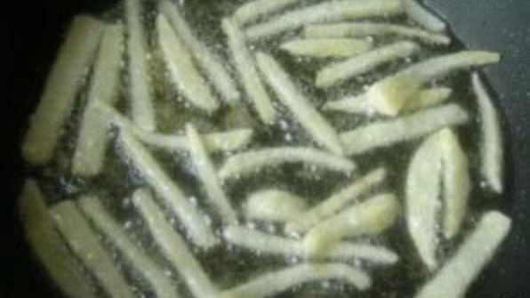 салат с картофелем фри