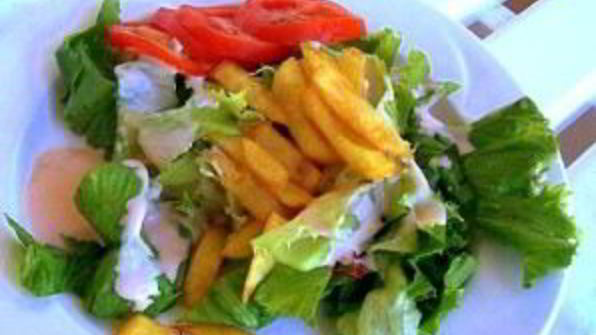 салат с картофелем фри