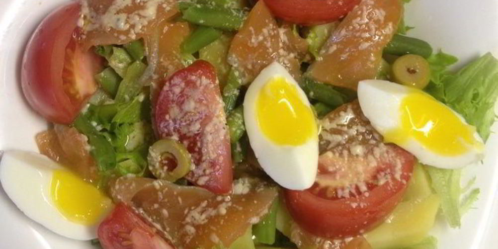 Рецепт салата с картофелем, помидорами и слабосоленой семгой