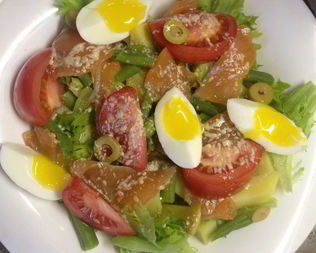 Салат с картофелем, помидорами и слабосоленой семгой