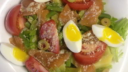 Салат с картофелем, помидорами и слабосоленой семгой