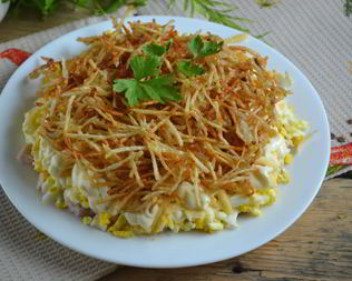 Салат с картофельной стружкой