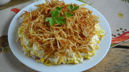 Салат с картофельной стружкой