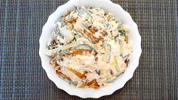 салат с картошкой фри и курицей