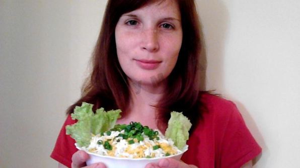 салат с картошкой фри и курицей