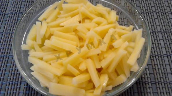 салат с картошкой фри и курицей