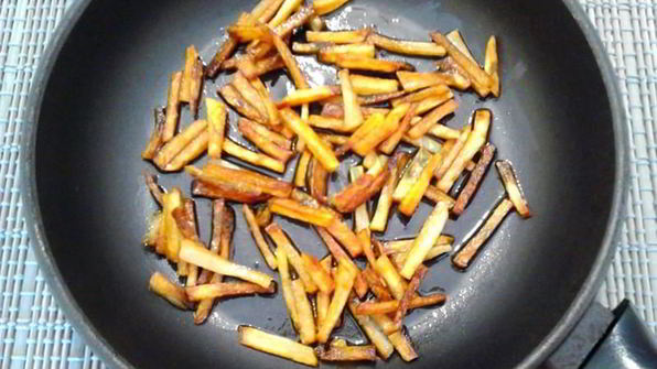 салат с картошкой фри и курицей