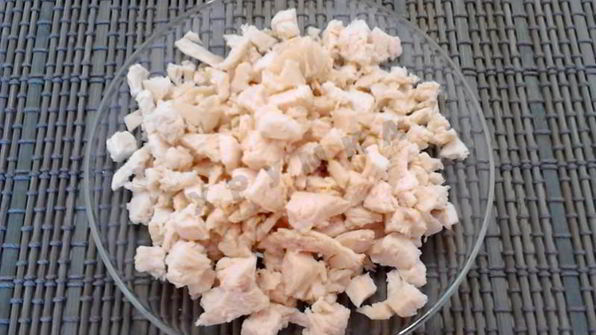 салат с картошкой фри и курицей