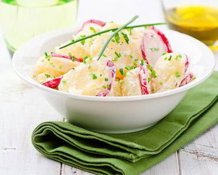 Салат с молодым картофелем и редисом