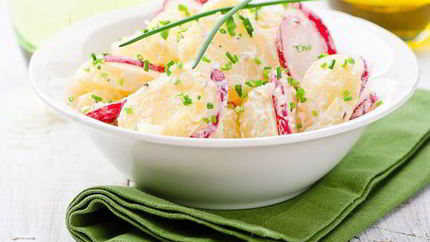 Салат с молодым картофелем и редисом