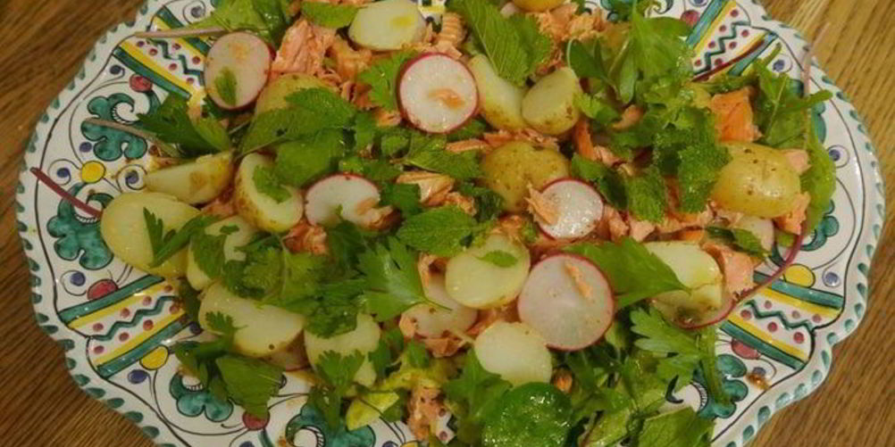 Рецепт салата с молодым картофелем, редисом и кижучем