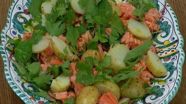 салат с молодым картофелем, редисом и кижучем