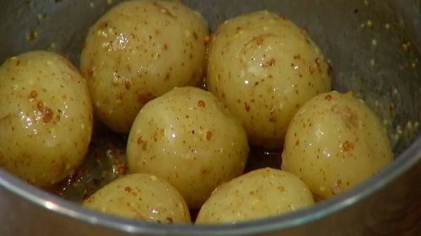 салат с молодым картофелем, редисом и кижучем