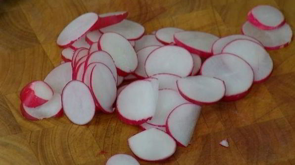 салат с молодым картофелем, редисом и кижучем