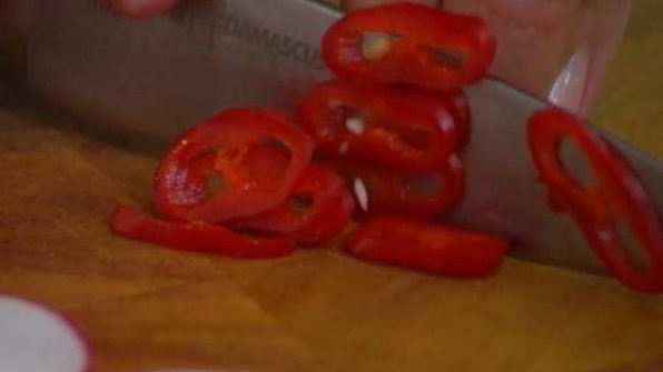 салат с молодым картофелем, редисом и кижучем