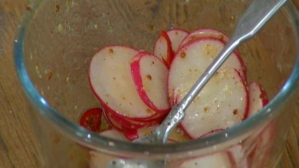 салат с молодым картофелем, редисом и кижучем