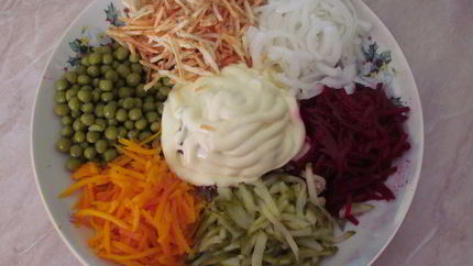 Салат с жареным картофелем, свеклой и мясом