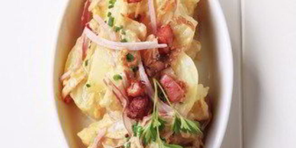 Рецепт теплого картофельного салата с беконом и горчичным соусом по-немецки