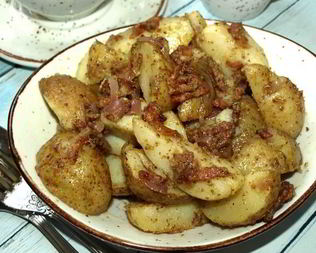 Теплый картофельный салат с беконом