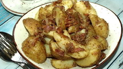 Теплый картофельный салат с беконом