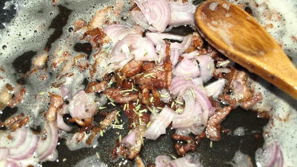 теплый картофельный салат с беконом