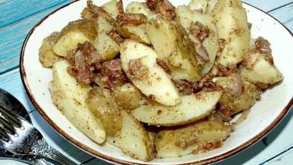 теплый картофельный салат с беконом