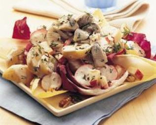 Теплый картофельный салат с маринованной сельдью