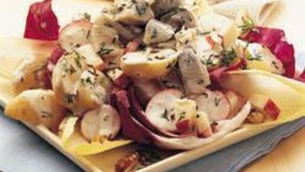 Теплый картофельный салат с маринованной сельдью