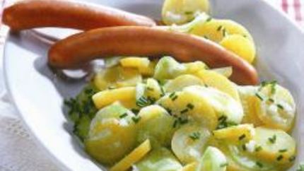 Теплый картофельный салат с огурцом