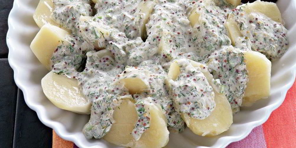 Рецепт теплого картофельного салата со сметанным соусом