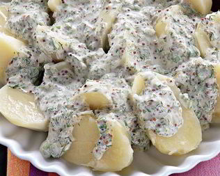 Теплый картофельный салат со сметанным соусом