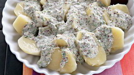 Теплый картофельный салат со сметанным соусом