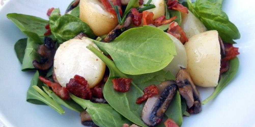 Рецепт теплого салата с картофелем, шампиньонами и хрустящим беконом