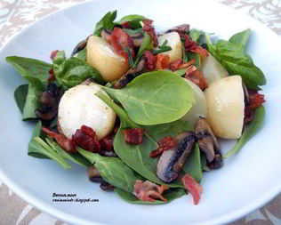 Теплый салат с картофелем, шампиньонами и хрустящим беконом
