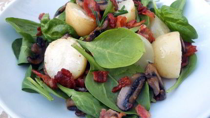 Теплый салат с картофелем, шампиньонами и хрустящим беконом