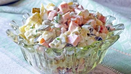 Оливье классический с солеными огурцами